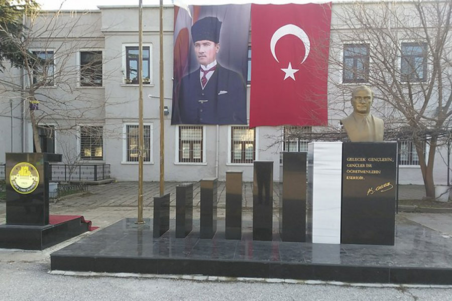 Atatürk Büstü Yenileniyor